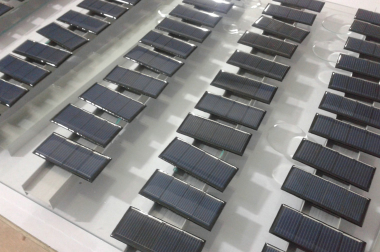 太陽能滴膠板如何連接，太陽能電池板滴膠與壓模有什么區別